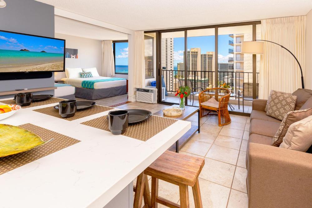 High-Floor Stylish Ocean Views Condo with Parking